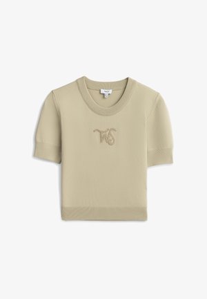 Beżowy krótki sweter z krótkim rękawem, z prążkowanymi mankietami i dołem, zdobiony teksturowanym haftem „WS” na piersi oraz okrągłym dekoltem.