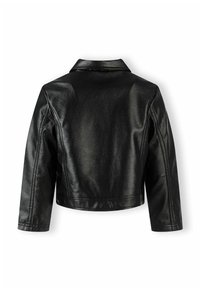 Zwarte faux leren cropped jack met een gladde textuur, notch revers en lange mouwen. Bevat zichtbare stiksels en een strak ontwerp.