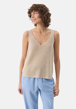 Beige gestricktes Tanktop mit V-Ausschnitt und breiten Trägern. Strukturierter Stoff, lockere Passform, kombiniert mit hellblauen Leinenhosen.