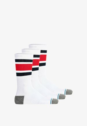 Drei Paar weiße Socken mit roten und schwarzen Streifen, geripptem Design sowie grauen Fersen- und Zehenakzenten. Material aus Baumwollmischung.