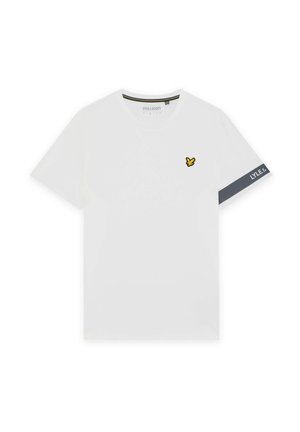 T-shirt blanc à manches courtes et col rond avec petit logo d'oiseau jaune sur la poitrine et bande foncée avec le texte "LYLE &" sur la manche gauche.