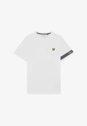 T-shirt blanc à manches courtes et col rond avec petit logo d'oiseau jaune sur la poitrine et bande foncée avec le texte "LYLE &" sur la manche gauche.