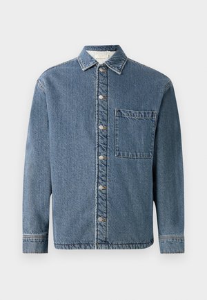 Veste en denim bleu clair avec un col, des boutons à pression et une poche poitrine. Présente une coupe décontractée et des détails de couture visibles.
