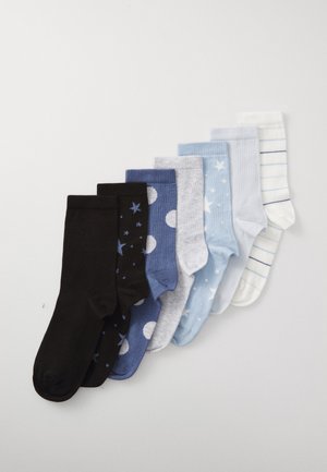 Set aus acht Socken mit verschiedenen Farben: schwarz (mit Sternen), marineblau (mit Punkten), grau, hellblau und weiß (gestreift). Unterschiedliche Texturen.