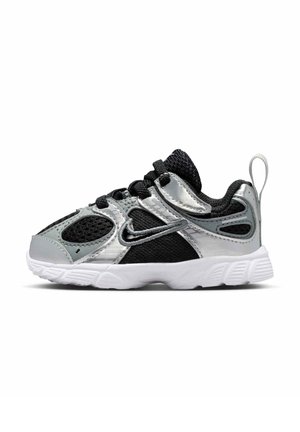 Sneaker nera e argento con una parte superiore testurizzata e pannelli in rete, una linguetta imbottita e una suola in gomma bianca. Presenti dettagli riflettenti.
