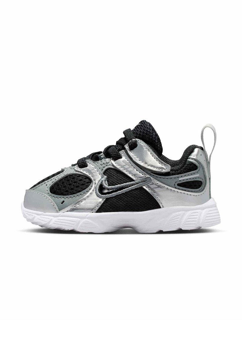 Svart og sølv sneaker med teksturert overdel med mesh-paneler, polstret tunge og hvit gummisåle. Reflekterende detaljer er til stede.