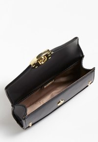 Czarny portfel z eko skóry z złotym zapięciem i okuciami. Wnętrze wyściełane beżową podszewką z nadrukowanym logo oraz jedną przegrodą.