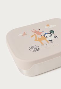 Lys rosa rektangulær matboks med aluminiumsbunn, med tegneserie-dyr og setningen "Rundt om i verden" i svart tekst.