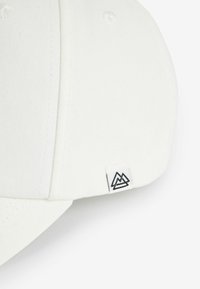Next Caps - white