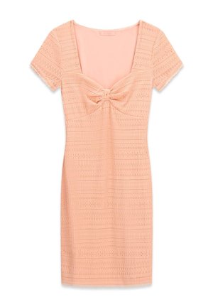 Pfirsichfarbiges Kleid mit kurzen Ärmeln, quadratischem Ausschnitt, Frontknotendetail, taillierter Silhouette und strukturiertem horizontalem Steppmuster.