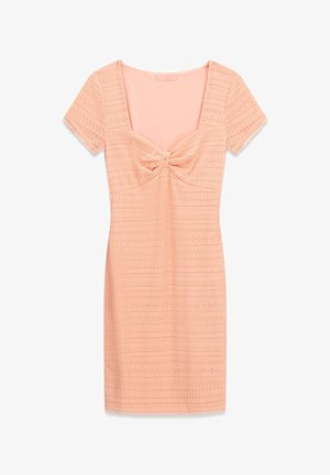 Kort mouwjurk in perzikkleur met een vierkante halslijn, knoopdetail aan de voorkant, een aansluitende pasvorm en een horizontaal gestikt patroon met textuur.