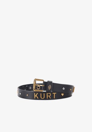 Ceinture en cuir noire avec accessoires dorés. Présente le nom "KURT" embossé, des clous argentés et un détail en forme de cœur. Design classique avec boucle.