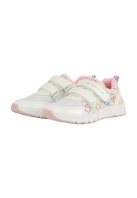 Witte sportschoenen met roze accenten, klittenbandsluitingen en meerkleurige sterrenpatronen aan de zijkant. Het materiaal lijkt ademend met een getextureerd detail.