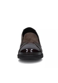 Scarpe slip-on in suede marrone e pelle verniciata con punta tondeggiante, caratterizzate da una finitura lucida e un contrasto di texture.