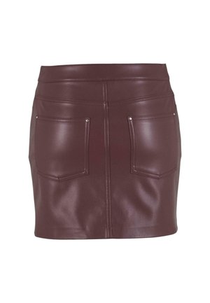 Mini-jupe en cuir bourgogne avec deux poches arrière, texture lisse et coutures visibles le long de la ceinture et des coutures.