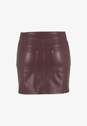 Mini-jupe en cuir bourgogne avec deux poches arrière, texture lisse et coutures visibles le long de la ceinture et des coutures.