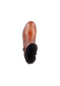 Braune Leder-Ankle-Boots mit runder Spitze, weichem schwarzen Fleece-Futter und dekorativen Nähten an der Seite. Flache Sohle, minimale Beschläge.