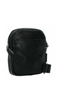 Borsa a tracolla in pelle nera con superficie texture, chiusura con zip, tracolla regolabile e tasca anteriore. Forma rettangolare compatta.