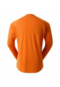Langärmliges oranges Shirt mit glatter Textur, das einen runden Ausschnitt und drei kleine reflektierende Punkte entlang der Rückennaht aufweist.