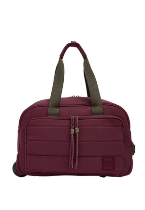 Prostokątna bordowa torba podróżna na kółkach z oliwkowozielonymi uchwytami, przednią kieszenią na zamek i podwójnymi suwakami z pętlami na sznurek.