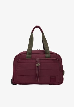 Prostokątna bordowa torba podróżna na kółkach z oliwkowozielonymi uchwytami, przednią kieszenią na zamek i podwójnymi suwakami z pętlami na sznurek.