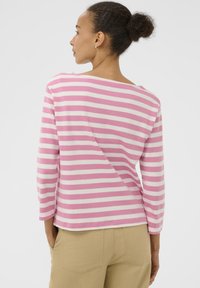 Svītraina rokas garuma krekls rozā un baltā krāsā ar plašu izgriezumu un brīvi pieguļošu formu, ar gludu kokvilnas tekstūru.