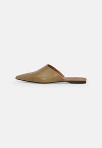 HERMINE - Natikače - amber green