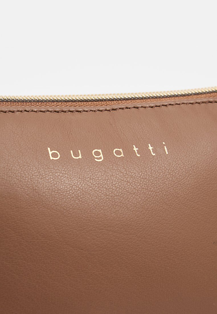 Pochette in pelle marrone con una texture sottile, dotata di una cerniera dorata e del logo impresso "bugatti" in oro sulla superficie.