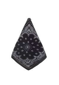 Sort bandana med intrikate hvide paisley-mønstre, der har strukturerede ribber og en trekantet form. Egnet til forskellige stilarter og anvendelser.