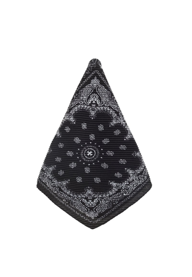 Sort bandana med intrikate hvide paisley-mønstre, der har strukturerede ribber og en trekantet form. Egnet til forskellige stilarter og anvendelser.