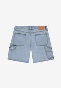 Jasnoniebieskie szorty dżinsowe z wieloma kieszeniami, w tym z kieszenią boczną. Posiadają brązową skórzaną metkę marki na tylnej części pasa.