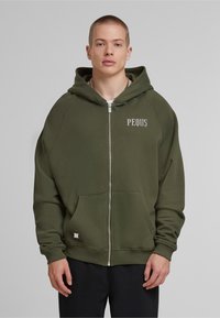 Sudadera con cremallera en verde, con una gran capucha, bolsillos frontales, puños de canalé y el texto "PEQUS" en gris claro en la zona izquierda del pecho.