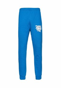 Blauwe katoenen joggingbroek met een elastische tailleband, verlaagde enkels en een wit grafisch ontwerp op de linker bovenbeen. Glad textuur.