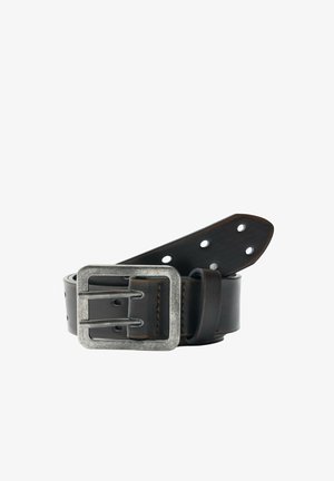 Ceinture en cuir noir roulée avec plusieurs trous et une grande boucle métallique argentée rectangulaire.