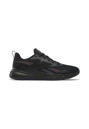 Zapatillas deportivas negras con parte superior de malla transpirable, patrones de sobreposición texturizados y suela de goma sólida con agarre texturizado.