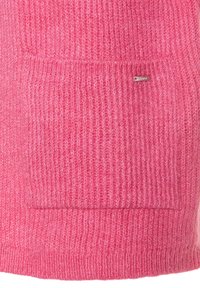 Rosa Strickpullover mit einem strukturierten Rippenmuster und einer Fronttasche. Inklusive einem kleinen Metall-Brandtag.