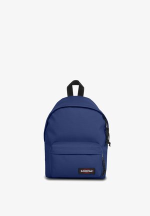 Zaino blu con un tessuto dalla superficie liscia, dotato di una tasca frontale con zip, accessori neri e un manico superiore per il trasporto.