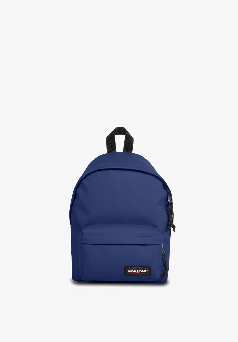 Blå ryggsäck med en slät textilstruktur, utrustad med en dragkedjeförsedd framficka, svart hårdvara och ett handtag på toppen för bärande.