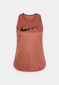 Nike Dri-FIT tanktop in terracotta, met een ronde zoom, mouwloos ontwerp en een opvallend zwart logo op de borst. Soepele textuur.