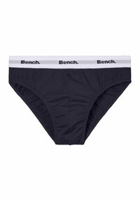 Schwarze Brief-Unterwäsche mit einem weißen elastischen Bund, der das "Bench."-Logo in Schwarz zeigt. Glatte Textur und enganliegendes Design.