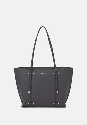 Sac fourre-tout noir en simili cuir ; dotée de fines bretelles, de matériel doré et d'un logo de marque sur le devant.