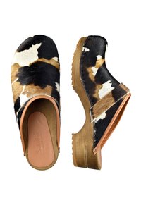 Zoccoli in pelle di mucca con un motivo marrone e crema, suola in legno e dettagli in pelle beige; design aperto sul retro e superficie superiore testurizzata.