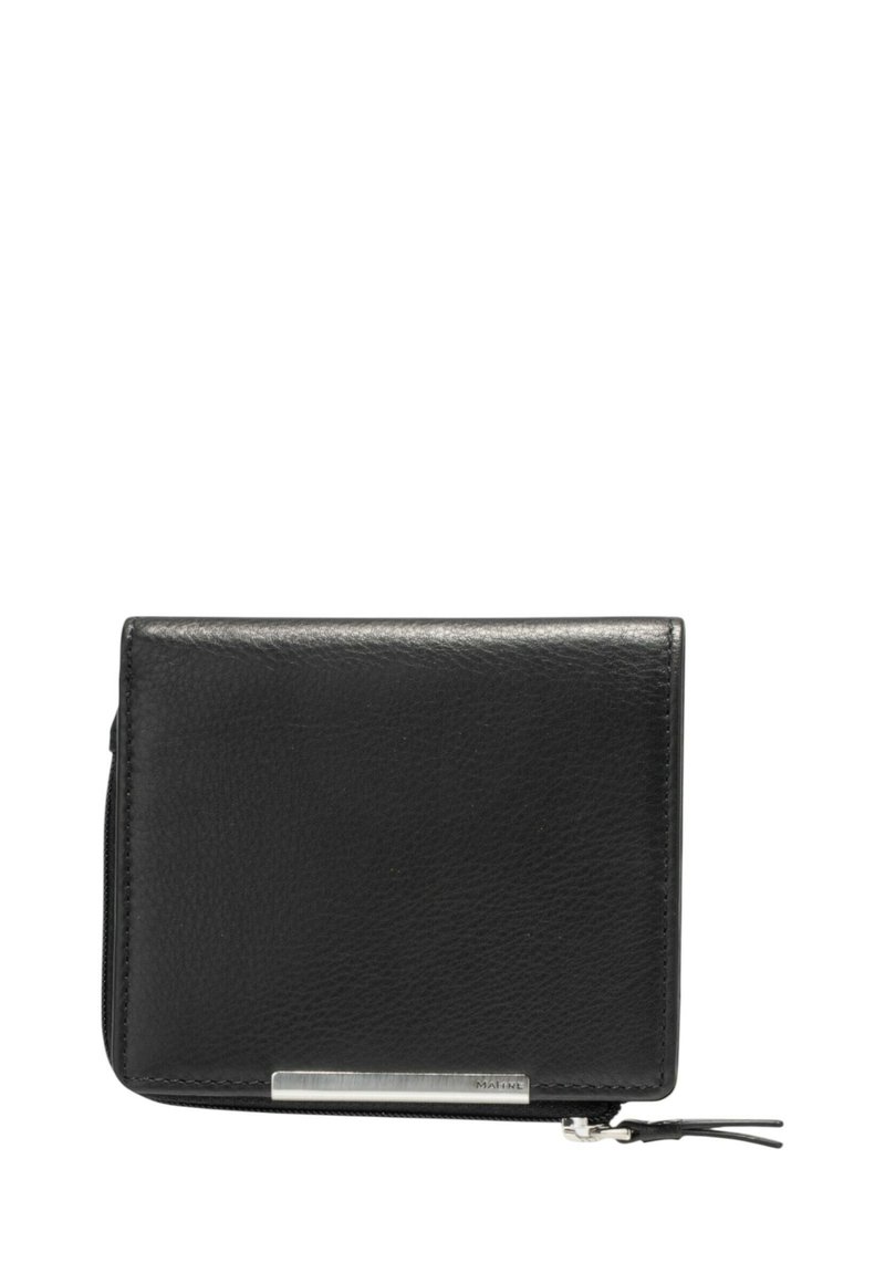 Portafoglio in pelle nera con una texture liscia, chiusura con zip e dettagli in accento argentato sulla parte frontale. Forma rettangolare.