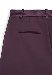 Pantalons violets avec une texture lisse, dotés d'une ceinture en satin et d'une poche arrière décorative. Design ajusté avec passes de ceinture.