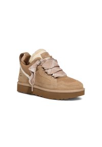 Tan suede kenkät, joissa on tekstuuripinnat, pehmeä vuori ja koristeelliset vaaleanpunaiset ruutuhihnat. Paksu pohja, jossa on vaaleanbeige kumipinnoite.