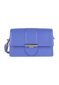 Borsa a tracolla in pelle viola con chiusura a patta, hardware in argento e tracolla removibile. Presenta un design cucito e una parte anteriore piatta.