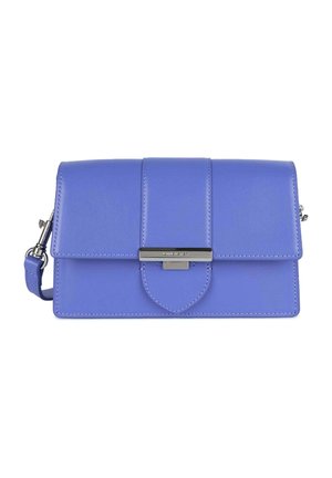 Borsa a tracolla in pelle viola con chiusura a patta, hardware in argento e tracolla removibile. Presenta un design cucito e una parte anteriore piatta.