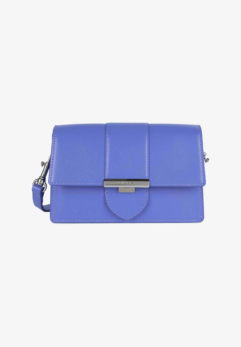 Borsa a tracolla in pelle viola con chiusura a patta, hardware in argento e tracolla removibile. Presenta un design cucito e una parte anteriore piatta.