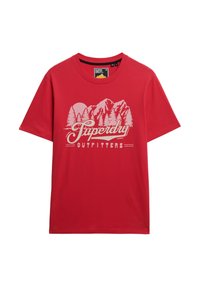Czerwona bawełniana koszulka z okrągłym dekoltem, zdobiona graficznym wzorem gór, drzew i napisem "Superdry Outfitters" w białym kolorze.