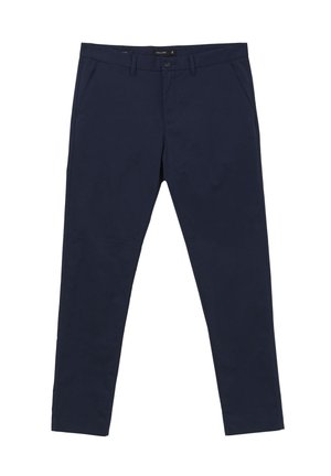 Chinos blu navy realizzati in tessuto di cotone, con vestibilità slim, tasche laterali e chiusura con un bottone frontale. Texture liscia, dettagli minimi.